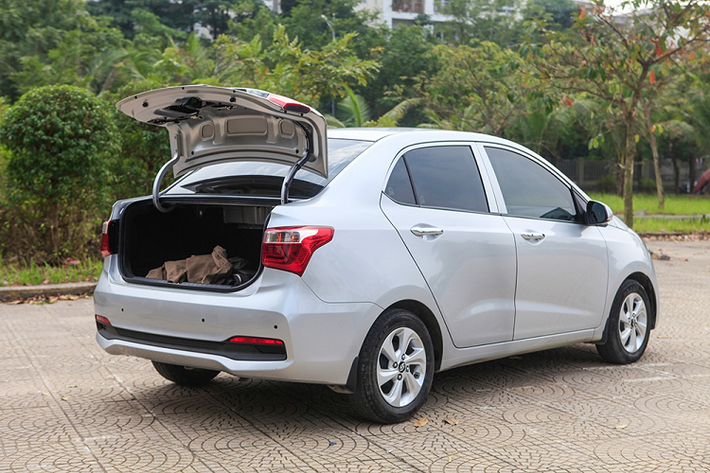 Với kích thước dài 3,9 m, rộng 1,6 m, và cao 1,5 m, mẫu sedan của Hyundai có thể tải 4 người cùng lúc. Phần cốp rộng rãi, cho phép người dùng để đồ đạc thoải mái. Kích thước này cũng cho phép xe di chuyển linh hoạt tại các đô thị đông đúc.