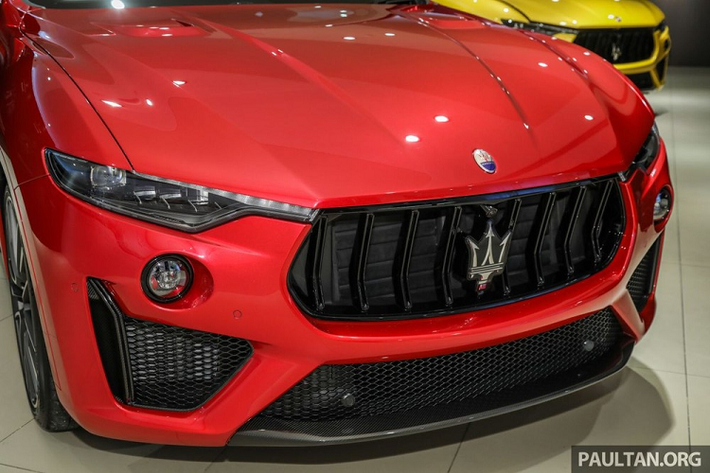 Đầu tiên, không chỉ nhờ 3 bộ áo nổi bật kể trên, phiên bản Maserati Levante Trofeo Launch Edition còn có điểm nhấn nhờ các chi tiết bằng vật liệu sợi carbon trên cản va trước, ốp hai bên hốc gió hay sườn xe...