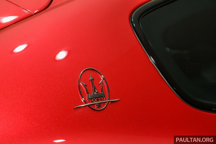 Phiên bản Maserati Levante Trofeo Launch Edition chỉ có 100 chiếc được sản xuất trên toàn thế giới cũng có logo Trofeo bên sườn xe.