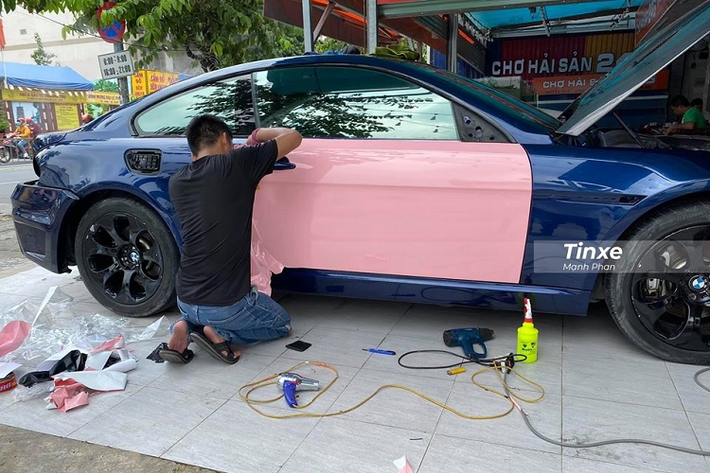 Tương tự như các xe khác thay áo màu hồng trước đó, chủ nhân của chiếc xe BMW 6-Series thế hệ thứ 2 tại Sài thành cũng lựa chọn thay áo cho xe bằng phương pháp dán đề can. Công việc này đơn giản và ít rườm rà hơn so với thay áo bằng cách sơn đổi màu trực tiếp hoặc sơn lột.