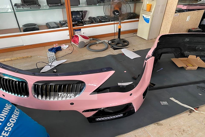 Mặt ca-lăng của chiếc xe BMW 6-Series màu hồng mang mã E63 này cũng được tháo rời khỏi xe để thay áo sang màu hồng. Các chi tiết độ giữ nguyên bản màu đen.