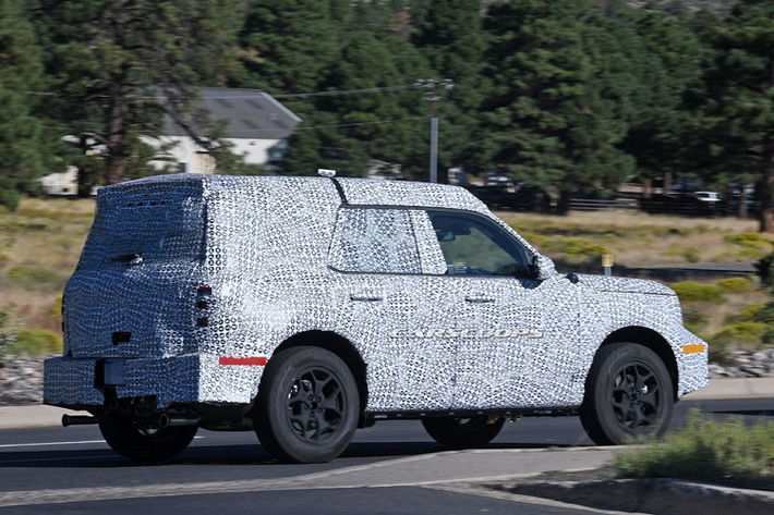 Giống như phần ngoại thất, không gian nội thất của Ford Bronco hoàn toàn mới nhiều khả năng cũng tuân theo phong cách tối giản kiểu "nhà binh". Nói như vậy không có nghĩa mẫu crossover cỡ trung này sẽ bị cắt bỏ hết các trang bị hiện đại.