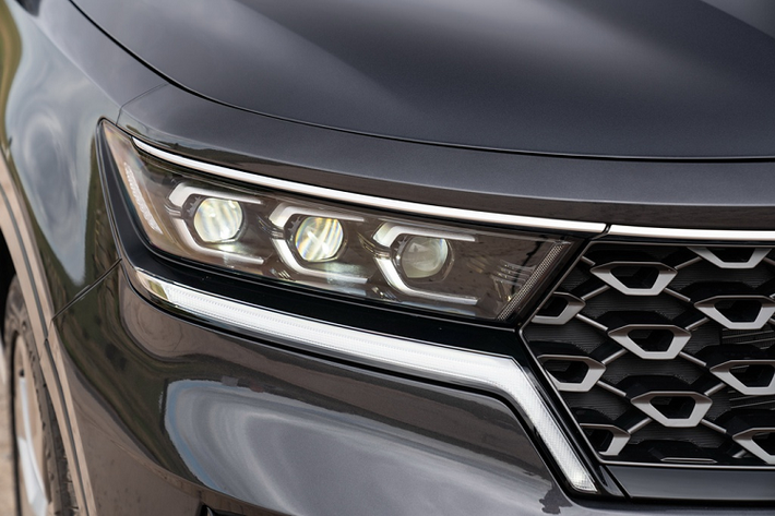 Hệ thống đèn chiếu sáng sử dụng công nghệ LED với 3 cụm đèn pha tách biệt và dãy đèn DRL ôm trọn phía dưới và kéo dài đến lưới tản nhiệt.