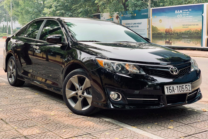 Những chiếc Toyota Camry nhập Mỹ thường có giá bán rất cao tại thị trường Việt Nam, cụ thể với một chiếc Toyota Camry mới nhập về nước năm 2012 có giá bán gần 2 tỉ đồng. Do đó, chiếc xe này khá kén khách và chỉ bán cho những người “cuồng” xe nhập Mỹ. Tại Mỹ, Toyota cung cấp tới 7 phiên bản cho Camry lần lượt theo thứ từ từ thấp tới cao gồm: LE, SE, XSE, XLE, Hybrid LE, Hybrid SE và Hybrid XLE.