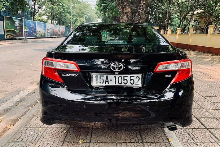Toyota Camry đời 2012 bản Mỹ sở hữu lưới tản nhiệt phía trước mở rộng, tương đồng với ngôn ngữ thiết kế mới trên Avalon hay Corolla. Phần đầu xe mang tính khí động học cao hơn, đèn gầm phía dưới được cách điệu tích hợp đèn tín hiệu báo rẽ. Nắp ca-pô dập nổi có những đường cong mượt mà, giúp Camry thoát dần khỏi định kiến xe chỉ dành cho người đứng tuổi.