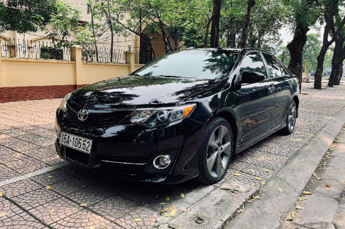 Tại Mỹ, giá xe Toyota Camry bản XLE 2012 khoảng 26.300 USD cho bản động cơ 2.5, trong khi đó Camry bản SE đề cập trong bài viết này có giá khoảng 24.000 USD, tuy nhiên khi được đưa về Việt Nam xe có giá lên tới gần 2 tỉ đồng. Sau 5 năm sử dụng, hiện chiếc xe này rao bán với giá 1,2 tỉ đồng.