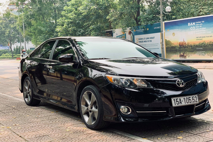 Bên cạnh đó là cân bằng điện tử VSC, kiểm soát lực kéo TRAC, kiểm soát áp suất lốp, cảnh báo điểm mù, cảnh báo dòng xe vượt phía sau.
