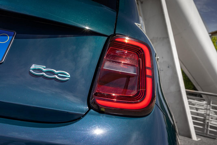 Khoang nội thất của Fiat 500 mới được thiết kế lại theo phong cách hiện đại, tối giản với một màn hình giải trí có kích thước 10,25 inch ở bảng điều khiển trung tâm. Đây là màn hình cảm ứng được tích hợp Apple CarPlay và Android Auto.