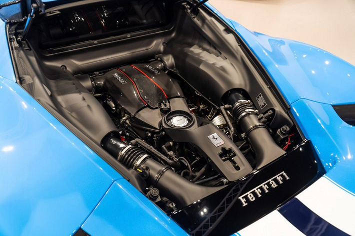 Ferrari 488 Pista màu xanh Blu Soltani được trang bị ghế đua tiêu chuẩn với phần khung làm từ sợi carbon, ghế ngồi bọc da Alcantara với đường kẻ sọc xanh kéo dài. Tựa đầu ghế được thêu logo “ngựa chồm” màu xanh cùng chỉ khâu nội thất mang màu sắc tương tự.