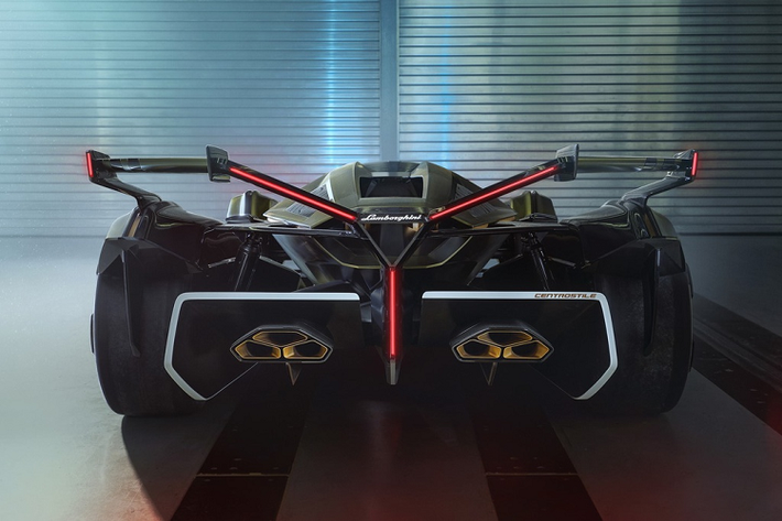 Phần đuôi của Lambo V12 GT Vision Gran Turismo nổi bật với cụm đèn LED cách điệu hình chữ Y, 2 cánh gió cỡ lớn tách biệt và cụm ống xả kép sơn màu đồng.