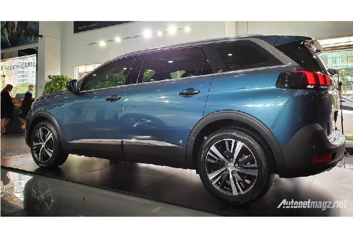 Tại thị trường Indonesia, giá xe Peugeot 3008 Allure Plus 2020 là 670 triệu Rupiah (khoảng 1,13 tỷ đồng), rẻ hơn 60 triệu Rupiah (102 triệu đồng) so với bản GT Line cũ. Trong khi đó, giá xe Peugeot 5008 Allure Plus 2020 là 720 triệu Rupiah (1,22 tỷ đồng), rẻ hơn đến 100 triệu Rupiah (169 triệu đồng) so với bản GT Line.