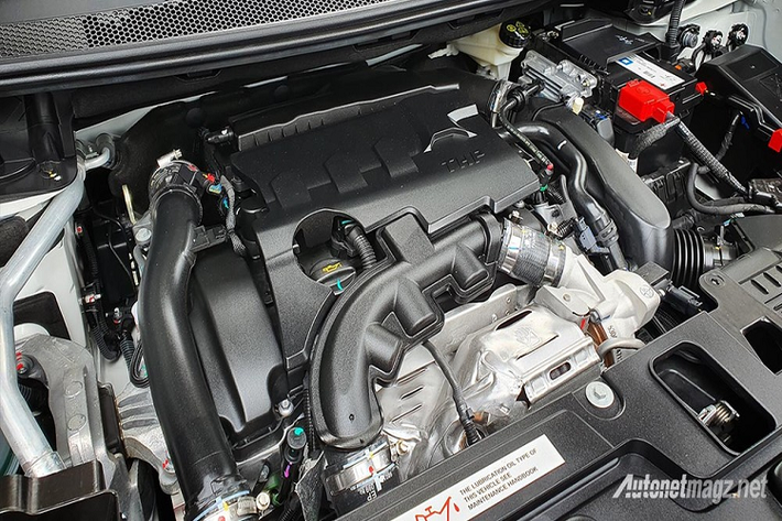Động cơ bên dưới nắp capô của Peugeot 5008 Allure Plus và 300 Allure Plus 2020 cũng không có gì thay đổi, vẫn là máy 4 xi-lanh, tăng áp, dung tích 1,6 lít, tạo ra công suất tối đa 167 mã lực cùng mô-men xoắn cực đại 240 Nm. Sức mạnh được truyền tới cầu trước thông qua hộp số tự động 6 cấp.