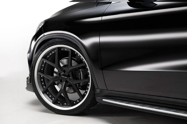 Chưa dừng lại ở những nâng cấp kể trên, Mercedes-Benz GLE Coupe độ khủng này còn nhận được các bánh xe quá khổ từ Wald International, bộ mâm mới thực sự to lớn khi có kích thước lên tới 10,5 × 24 inch.
