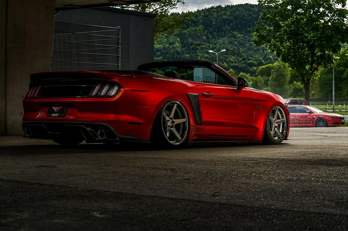 Như những hình ảnh trong bài viết này, phần gầm xe Ford Mustang mui trần độ dường như đã được hạ thấp hết cỡ nhờ hệ thống treo khí nén. Chưa hết, điểm thu hút ánh nhìn còn nằm ở bộ mâm FR3 từ nhà độ vành nước Mỹ - Ferrada.
