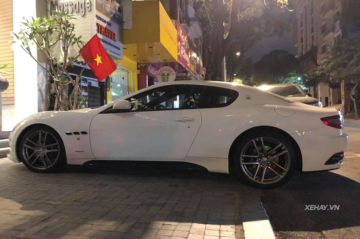 Cản trước của xe với thiết kế lưới tản nhiệt đặc trưng của Maserati cùng hai hốc gió hai bên. Cụm đèn pha mang âm hưởng của dòng GranTurismo. Đèn định vị ban ngày LED với thiết kế dọc giữa hai đèn pha. Logo ‘’Cây đinh ba’’ với hai đường sọc đỏ chạy ngang tạo điểm nhấn.