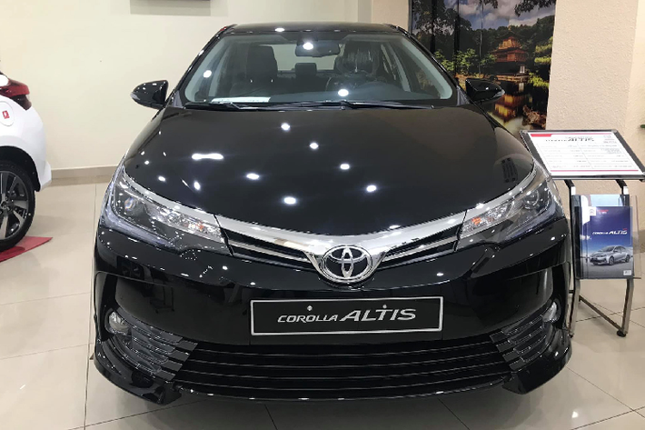 Một đại lý xe Toyota Việt Nam ở TP HCM mới đây đã đăng tin rao bán Corolla Altis 2.0V CVT Sport phiên bản cũ với giá khoảng 760 triệu đồng. Với mức bán ra này, Toyota Corolla Altis giảm giá gần 170 triệu đồng so trên mức giá niêm yết 932 triệu đồng trước đó.