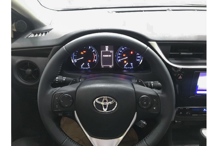 Toyota Corolla Altis 2.0V Sport sử dụng động cơ 4cyl dung tích 2.0L hút khí tự nhiên (3ZR-FE) cho công suất tối đa 143 mã lực và mô-men xoắn cực đại 187 Nm. Sức mạnh được truyền xuống cầu trước (FWD) thông qua hộp số tự động biến thiên vô cấp CVT-i. Nhờ đó, xe có khả năng tăng tốc từ 0 - 100 km/h trong 9,8 giây trước khi đạt tốc độ tối đa 180 km/h theo công bố của nhà sản xuất.