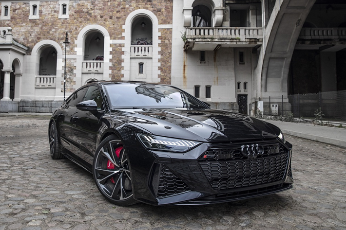 Thực tế, bất cứ mẫu xe Audi nào đóng mác RS đều mang nét đặc biệt. Audi RS7 Sportback 2021 mới thậm chí còn được đẩy lên cấp độ cao hơn.