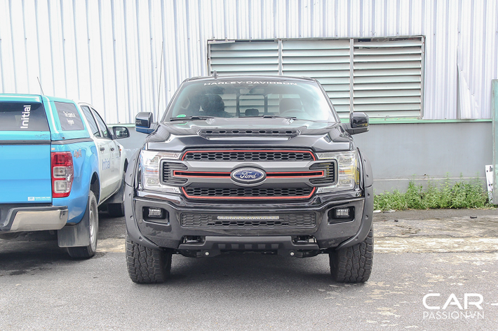 Đây chính là chiếc xe thuộc dòng F Series thế hệ 12 từ thương hiệu Ford. F-150 thế hệ này từng được ra mắt tại triển lãm ôtô Chicago Auto Show năm 2019. Sau đó không lâu, 3 chiếc xe Ford F-150 Harley Davidson 2019 mới đã được đưa về thị trường Việt Nam.