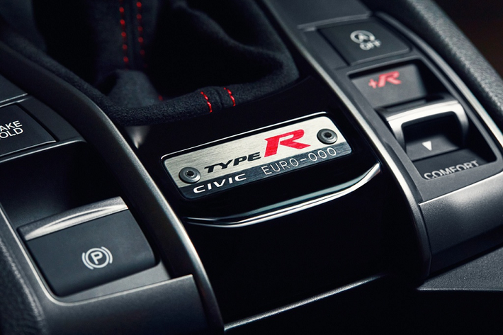 Honda Civic Type R Limited Edition có khung gầm được tinh chỉnh, hệ thống giảm xóc thể thao hơn và hệ thống lái được cải thiện khả năng kiểm soát và độ phản hồi. Theo nhà sản xuất, những thay đổi này giúp Civic Type R này trở thành chiếc hatchback dẫn động cầu trước thể thao nhất trên thị trường.