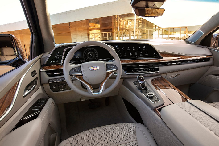 Tất cả biến thể Cadillac Escalade 2021 mới được trang bị mâm tiêu chuẩn 22 inch. Phía sau vẫn được trang bị đèn hậu đặt dọc nhưng có chiều sâu và tinh tế hơn đời cũ. Cadillac lần đầu tiên cung cấp một số trang trí phong cách thể thao trên Escalade với lưới tản nhiệt và những đường viền khắp ngoại hình màu đen trên biến thể Luxury và Premium Luxury. Khách hàng có thể chọn biến thể cao cấp nhất Platinum với một số chi tiết độc đáo ở ngoại hình.