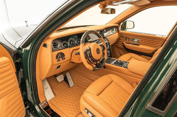 Nhìn vào mặt trước, Mansory đã đại tu khuôn mặt của Cullinan với tấm lưới tản nhiệt đen kịt, một bộ cản mới và trang bị thêm nhiều khe hút gió.