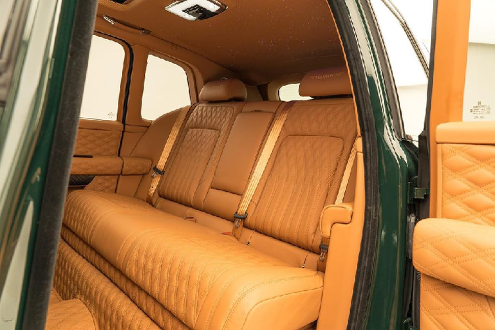 Sang tới phía bên, danh sách trang bị của Mansory tiếp tục bao gồm các vòm bánh phình to ở cả phía trước và sau, cũng như các vây bên với thiết kế góc cạnh và bộ mâm đa chấu 24-inch kiểu mới.