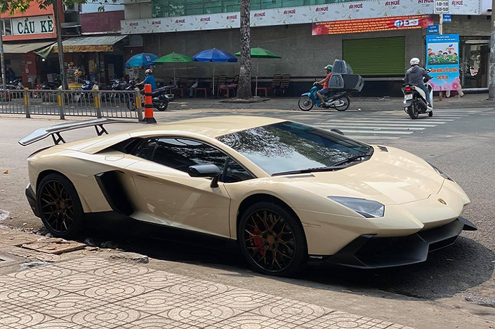 Dịch bệnh corona đang diễn biến khá phức tạp ở Việt Nam khi chỉ trong gần 3 ngày vừa qua đã ghi nhận thêm 18 ca nhiễm mới. Điều này đã khiến cho không ít người dân hạn chế ra đường cũng như đi du lịch, tuy nhiên chủ sở hữu siêu xe Lamborghini Aventador tại Bạc Liêu lại khác.
