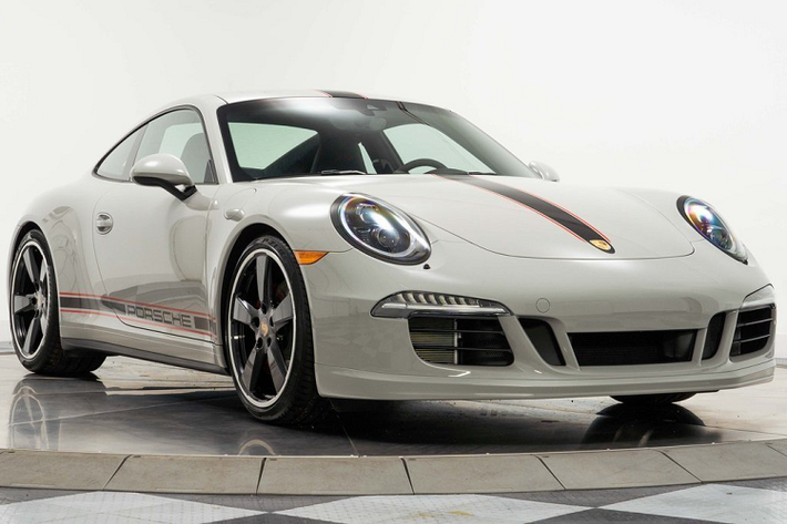 Siêu xe Porsche 911 có khá nhiều phiên bản giới hạn trên toàn thế giới. Tuy nhiên dòng Carrera GTS Rennsport Reunion trình làng vào năm 2016 được xem là phiên bản giới hạn đặc biệt nhất. Nó được sản xuất để kỷ niệm cuộc đua Rennsport Reunion lần thứ 5 và chỉ có 25 chiếc 911 Carrera GTS Rennsport Reunion được ra đời.