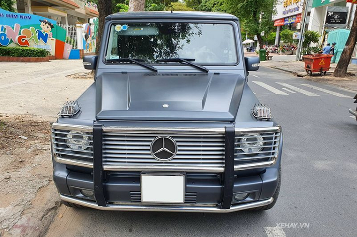 Logo ngôi sao ba cánh của Mercedes được đặt chính giữa hốc hút gió 3 nan mạ crom sáng bóng. Nắp ca-pô của G-Klasse nổi bật với hai đèn xi nhan nhô lên. Mọi đường gân trên xe đều được dập nổi vuông vắn và dứt khoát. Khi ra mắt tại Việt Nam vào năm 2011, giá xe Mercedes-Benz G55 AMG chính hãng lên tới 330.000 USD (khoảng hơn 7,6 tỷ đồng), hiện giờ trên thị trường xe cũ nó vẫn giữ giá tới hơn 4 tỷ đồng.