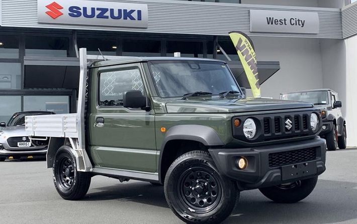 Mẫu xe Suzuki Jimny mới được hãng xe Nhật Bản đưa vào thị trường từ tháng 9/2018, tạo nên sự quan tâm đặc biệt với những người thích SUV nhỏ. Mẫu xe này thậm chí còn được người phương Tây ví von là “SUV bỏ túi” bởi kiểu dáng hình hộp và sở hữu những màu sơn trẻ trung, vui nhộn.