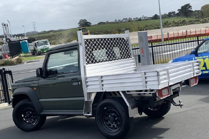 Để hóa giải yếu điểm chở đồ, mới đây một đại lý Suzuki ở New Zealand đã tung ra một phiên bản đặc biệt của Jimny, có khả năng mang vác đồ hiệu quả hơn hẳn. Thực tế đó chính là một bản hoán cải sang bán tải từ phiên bản Suzuki Jimny JL 2019.