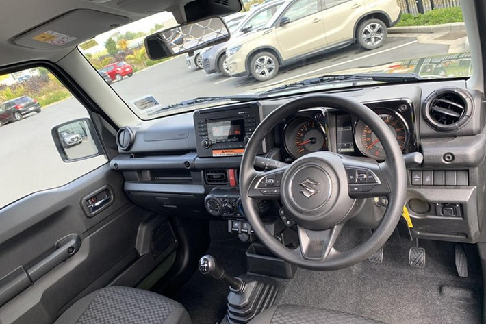 Ngoại hình của chiếc bán tải Suzuki Jimny có sự khác biệt ở nửa còn lại của chiếc xe, hay nói đúng hơn là nó được biến đổi từ SUV mini sang bán tải cabin đơn (hai chỗ ngồi). Về cơ bản, có thể tưởng tượng những người thợ đã cắt đôi chiếc Jimny làm đôi và nhét vào nửa còn lại một thùng chở hàng bằng kim loại.