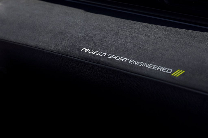 Peugeot 508 Sport Engineered có 5 chế độ lái khác nhau. Ngoài ra, theo nhà sản xuất mẫu xe này có thể di chuyển thuần điện trong phạm vi 42 km.