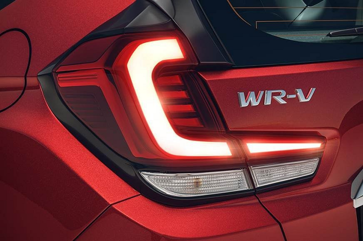 Bước vào bên trong Honda WR-V 2020, khách hàng Ấn Độ được chào đón bằng nội thất nâng cấp với ghế bọc nỉ và hệ thống thông tin giải trí đi kèm màn hình cảm ứng 7 inch, hỗ trợ kết nối Apple CarPlay/Android Auto không dây, hệ thống định vị với thông tin giao thông thời gian thực và tính năng điều khiển từ xa.