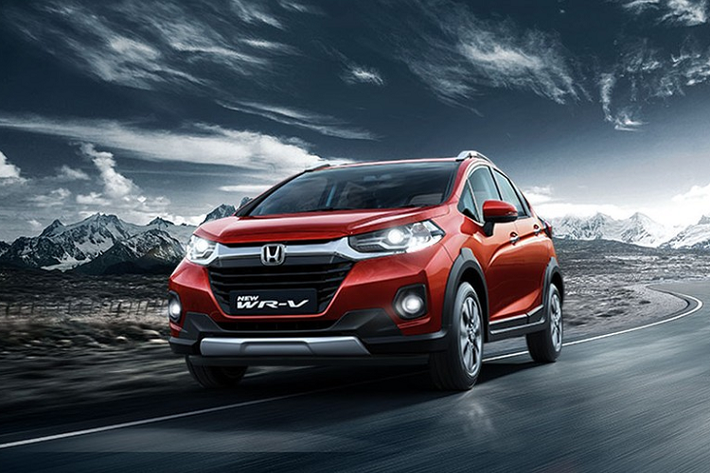 Vì ảnh hưởng của đại dịch Covid-19 nên mãi đến nay, mẫu SUV giá rẻ Honda WR-V 2020 mới được trình làng tại thị trường Ấn Độ. Ban đầu, hãng Honda dự định tung phiên bản nâng cấp giữa vòng đời của mẫu SUV cỡ B này ra thị trường Ấn Độ vào hồi tháng 4 năm nay. Được phát triển dựa trên mẫu xe hatchback cỡ B Honda Jazz nhưng WR-V lại sở hữu thiết kế có nhiều điểm tương đồng với Brio và BR-V. Riêng thiết kế bên sườn của Honda WR-V lại giống Jazz.