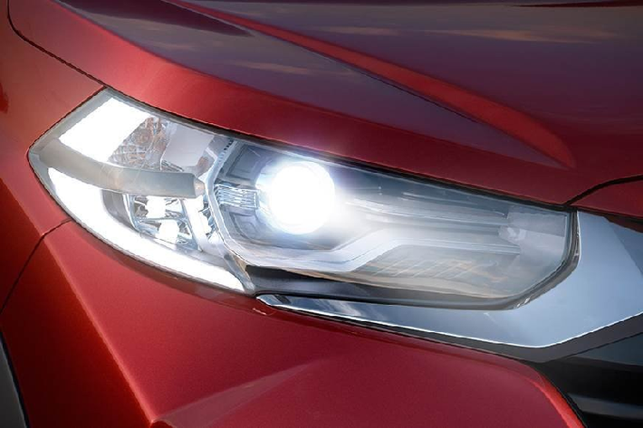Ngoài ra, Honda WR-V 2020 còn có cụm đèn pha thiết kế lại, đèn sương mù trước hình tròn và cụm đèn hậu hình càng cua giống những người anh em cùng thương hiệu như Civic hay Accord. Trên bản VX cao cấp nhất, mẫu SUV cỡ B này sẽ được trang bị hệ thống đèn LED từ trước ra sau. Trong khi đó, bản SV tiêu chuẩn chỉ dùng bóng Halogen thông thường.