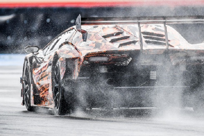 Lamborghini SCV12 có cản trước và sau được kéo dài hơn cùng cánh gió khí động học kích thước lớn làm bằng sợi carbon, giúp tạo ra lực ép xuống mặt đường lớn hơn cả các mẫu GT3 tiêu chuẩn. Các khe gió khí động học của cản trước được chia cắt táo bạo cùng 2 khe gió lớn nằm ở nắp capo trước. Nắp che khoang động cơ cũng được thiết kế tương tự trên các mẫu xe Super Trofeo.
