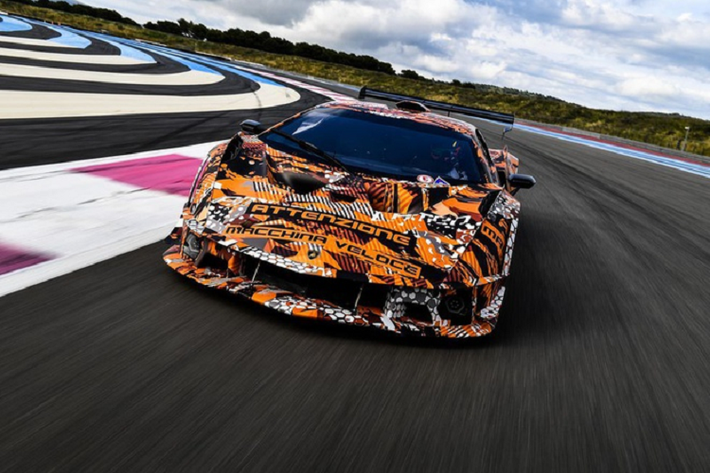 Được thiết kế bởi đội ngũ Lamborghini Centro Stile, siêu xe Lamborghini SCV12 là mẫu hypercar chỉ được sử dụng trong các trường đua khép kín. SCV12 cũng thừa hưởng nhiều ứng dụng và công nghệ của đội đua Lamborghini Squadra Corse.