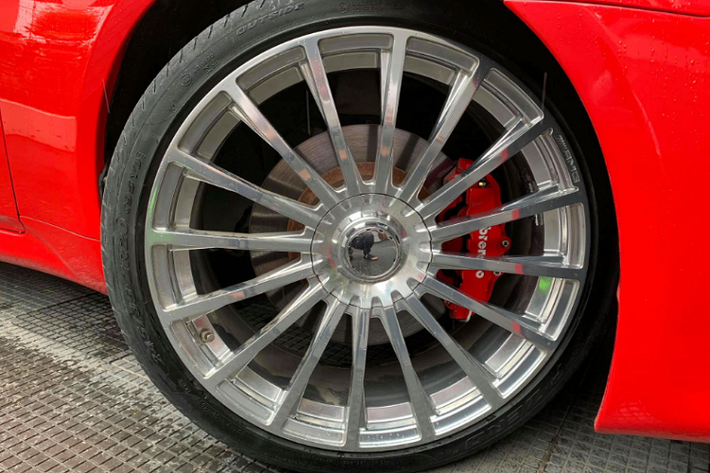 Sau hơn nhiều năm sử dụng, ngoại thất chiếc G37 Coupe này đã được chủ xe thay mâm đồ chơi CNC mang kích thước 20 inch theo phong cách Mercedes-AMG S65 sedan, nhìn qua khá hợp với dáng xe.