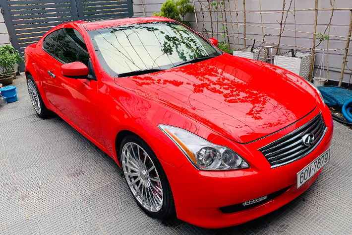 Nếu các bạn muốn tham gia Hội xe thể thao Nhật Bản - JDM Việt Nam, nhưng chưa sở hữu chiếc xe nào, thì chiếc Infiniti G37 Coupe đời 2009 này là một gợi ý. Theo thông tin rao bán, chiếc G37 Coupe này thuộc đời 2009, và đặc biệt hơn xe chỉ mới qua một đời chủ. Ngoài việc mua về chơi, chiếc coupe hạng sang đã qua sử dụng hơn 10 năm tuổi này còn rất thích hợp để làm dịch vụ cho thuê làm xe hoa cưới.