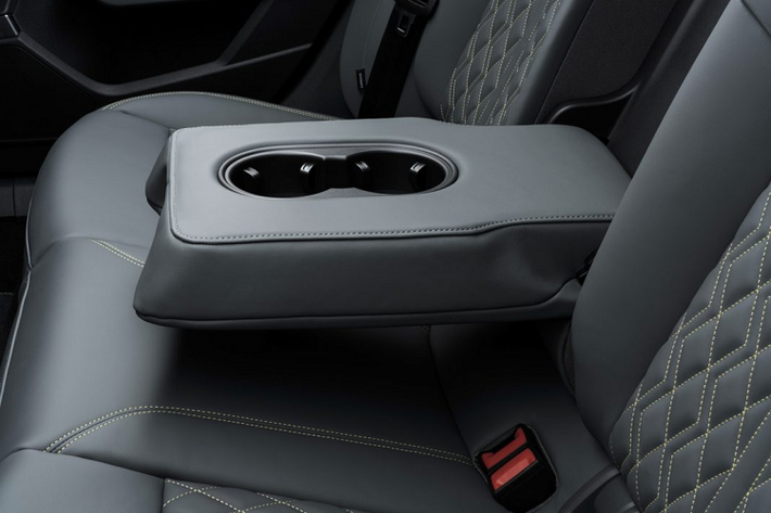 Audi trang bị cho S3 mới hệ thống treo bốn liên kết ở cầu sau cùng hệ thống đánh lái bốn bánh. Thông qua các chế độ lái, thân xe có thể được hạ thấp thêm 15 mm so với tiêu chuẩn. Hệ thống treo thích ứng cũng có thể được trang bị thông qua gói nâng cấp S. Mâm xe tiêu chuẩn sẽ có kích thước 18 inch và có thể nâng cấp với kích thước tối đa 19 inch.