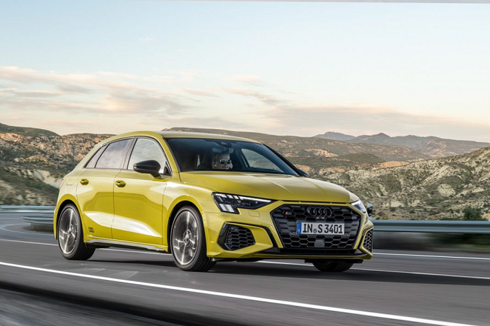 Chiếc Audi S3 2021 mới có kích thước tổng thể rộng 1,82 mét và cao 1,43 mét, đi cùng trục cơ sở dài 2,64 mét. Phiên bản năm cửa có chiều dài 4,5 mét trong khi bản Sportback ngắn hơn, đạt 4,34 mét. Về khoang hành lý, chiếc Sportback năm cửa có khoang hành lý 325 lít và mở rộng lên 1.145 lít khi gập ghế. Bản năm cửa có khoang hành lý 370 lít.