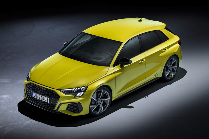 Ngoài ra, Audi cũng sẽ bán ra phiên bản Edition One, được sản xuất giới hạn trong một thời gian ngắn. Phiên bản đặc biệt này sẽ được bán ra với hai màu sơn đặc biệt là Python Yellow cho chiếc Sportback và Tango Red cho chiếc Sedan, mâm 19 inch tiêu chuẩn, các chi tiết sơn đen và nội thất bọc da Nappa.