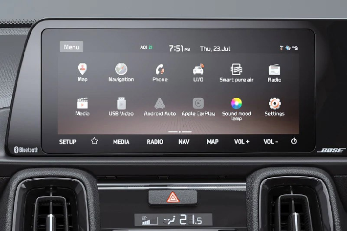 Với phiên bản GT-Line cao cấp nhất, Seltos còn có hệ thống âm thanh Bose 7 loa kèm subwoofer, bộ lọc khí Smart Pure Air chống được cả virus, hàng ghế trước có quạt gió, đèn LED trang trí cabin đổi màu, ứng dụng UVO Connect cho phép khởi động động cơ từ xa, khoá thông minh smartkey.