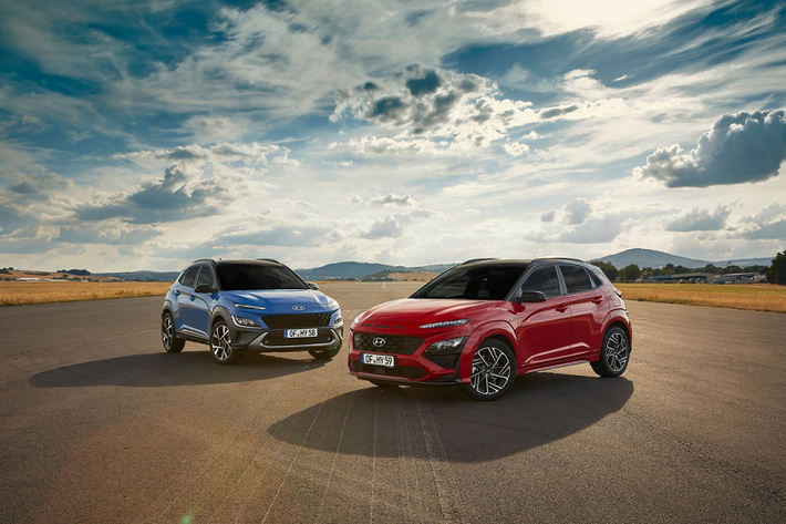 Sáng nay, hãng xe Hàn Quốc đã chính thức ra mắt mẫu Hyundai Kona 2021 mới. Ở đời xe 2021, hãng xe Hàn Quốc giới thiệu thêm phiên bản thể thao Kona N Line. Tổng thể, Kona 2021 vẫn giữ kiểu dáng của đời trước. Những thay đổi của mẫu SUV này đến từ những chi tiết nhỏ.