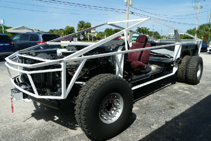 Cụ thể, dự án này được thực hiện bởi xưởng cơ khí ôtô tại bang Florida, Mỹ. Bản sao của Tesla Cybertruck được phát triển dựa trên mẫu bán tải Chevrolet C/K 3500 đời 1988.
