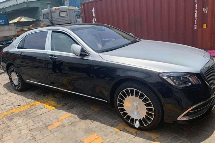 Mới đây, một đại lý tư nhân chuyên nhập khẩu xe sang đã đưa về nước chiếc Mercedes-Maybach S 560 2020 mới với màu sơn "Duo tone" nguyên bản đầu tiên tại Việt Nam. Tất nhiên, để có được màu sơn vô cùng đặc biệt này ngay từ nhà máy của Mercedes-Benz, chủ nhân phải chi ra số tiền cho tuỳ chọn lên tới 22.000 USD (khoảng 516 triệu đồng), tương đương với một chiếc xe sedan phân khúc thuộc B.