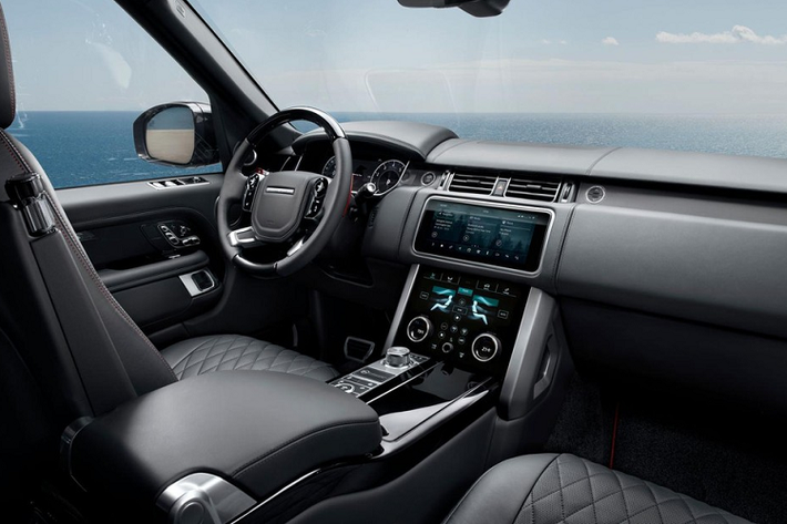 Ngoài những nâng cấp kể trên, toàn bộ dòng Range Rover 2021 đều được trang bị ghế bọc da chỉnh điện 16 hướng. Trong khi đó, từ bản Autobiography trở lên, xe sẽ có ghế thương gia ở hàng ghế sau với khung ghế rộng hơn, tính năng mát-xa, khoảng duỗi chân rộng hơn 193 mm và có thể ngả 40 độ. Một tính năng mới thú vị nữa của mẫu SUV hạng sang này là hệ thống lọc bụi mịn PM2.5.
