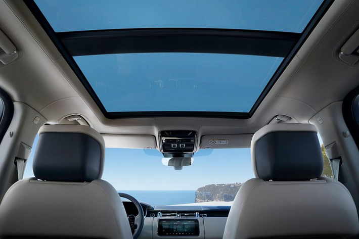 Khi ngồi bên trong Range Rover 2021, khách hàng còn có thể sử dụng không dưới 17 cổng USB và cổng HDMI. Thêm vào đó là 3 tùy chọn hệ thống âm thanh với 13 loa, 19 loa và 29 loa. Nguồn cung cấp sức mạnh cho Range Rover 2021 tại thị trường Bắc Mỹ là 4 tùy chọn động cơ khác nhau. Đầu tiên là động cơ diesel V6, tăng áp, dung tích 3.0 lít, sản sinh công suất tối đa 254 mã lực và mô-men xoắn cực đại 600 Nm tiêu chuẩn, dành cho Range Rover HSE 2021.